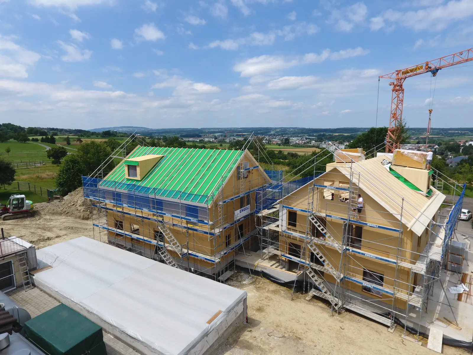 Doppeleinfamilienhaus Räuchlisberg im Bau: Holzbau mit grüner Unterdachbahn, Blick über das Thurgauer Hügelland