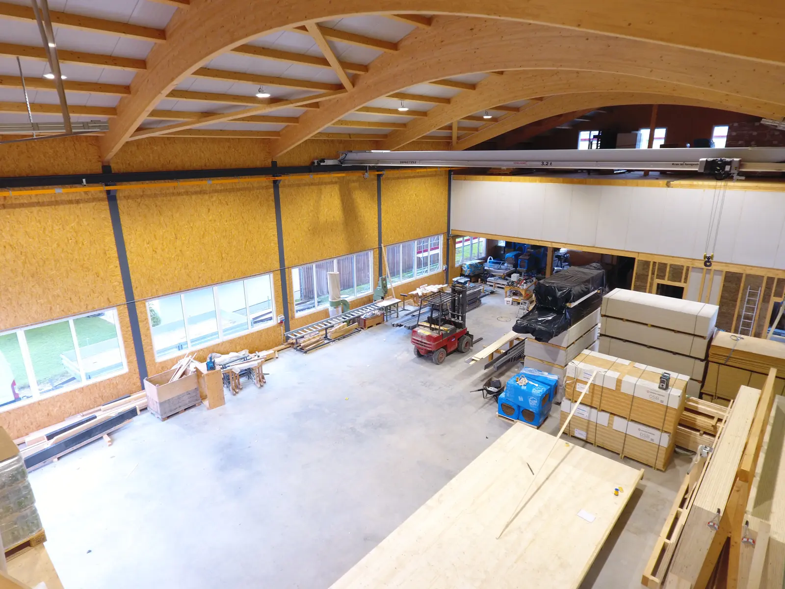 Innenansicht der Zimmerei Krattiger in Mettlen mit Holzelementen und Hallentragwerk aus Holz